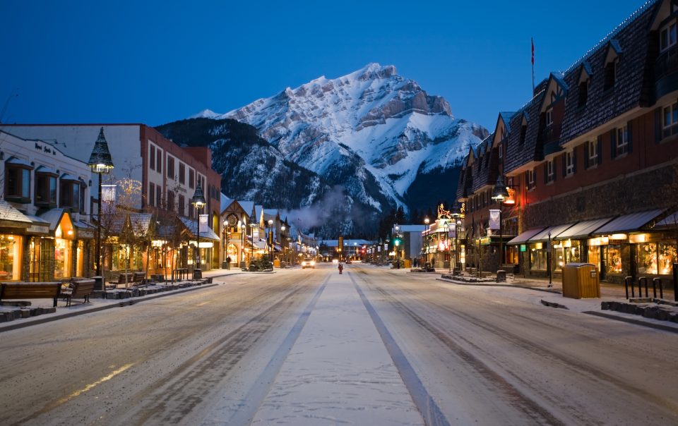 Destinationsignaturebanffavenuenightimewinterpaulzizka11horizontal 1 960x604